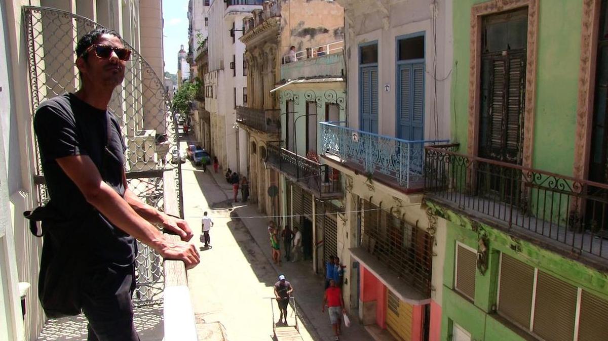 
El artista cubanoamericano residente en Miami Leyden Rodríguez-Casanova en el balcón de la Factoría Habana.
