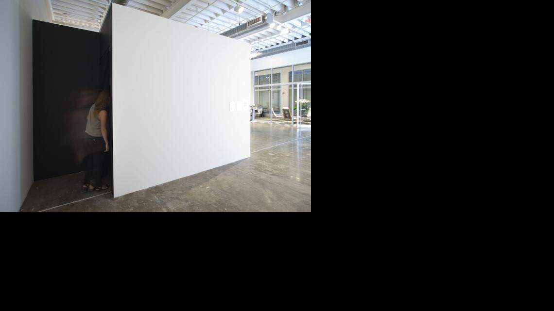 
‘Estructuras de aire’, 1970-2014, de Teresa Burga. Un sistema de ventilación de aire y espacio en la galería.
