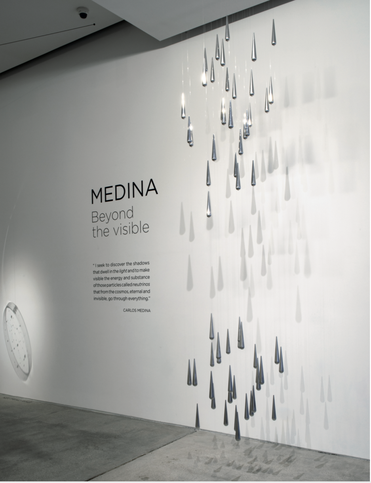 ‘Rain’, cilindro, 1999-2021, intervención espacial de 60 piezas de aluminio pulido, piezas talladas y nylon. Dimesiones variables.