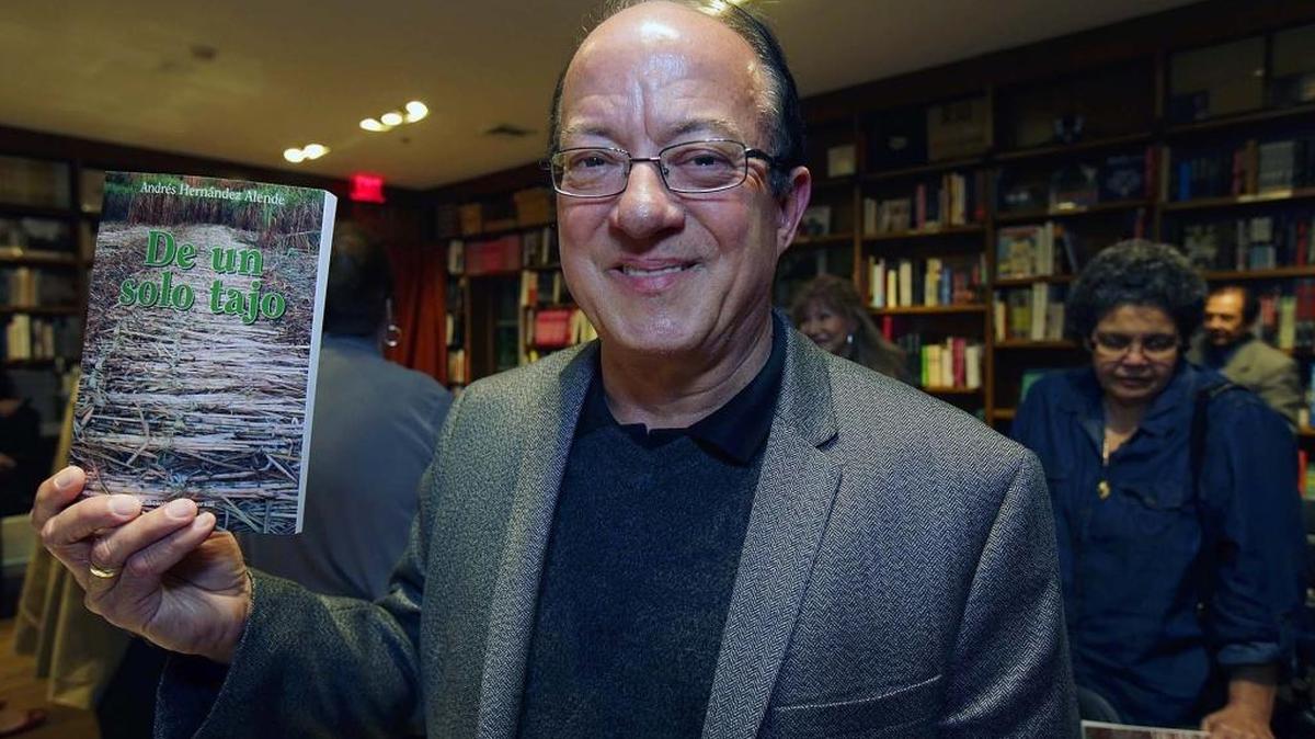 El escritor Andrés Hernández Alende en la presentación de su libro ‘De un solo tajo’.