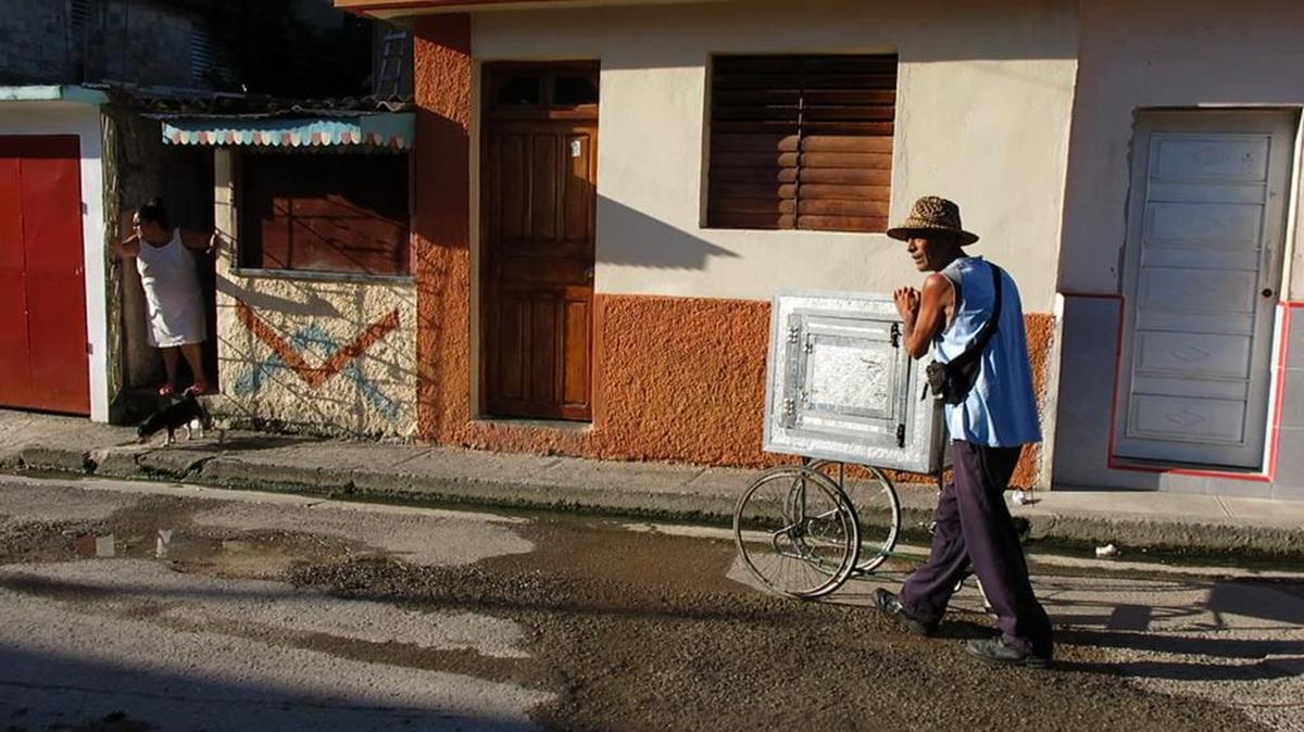 ‘Pan Verdadero’, 2013. Fotograma de un pregonero vendiendo pan, Matanzas Cuba.