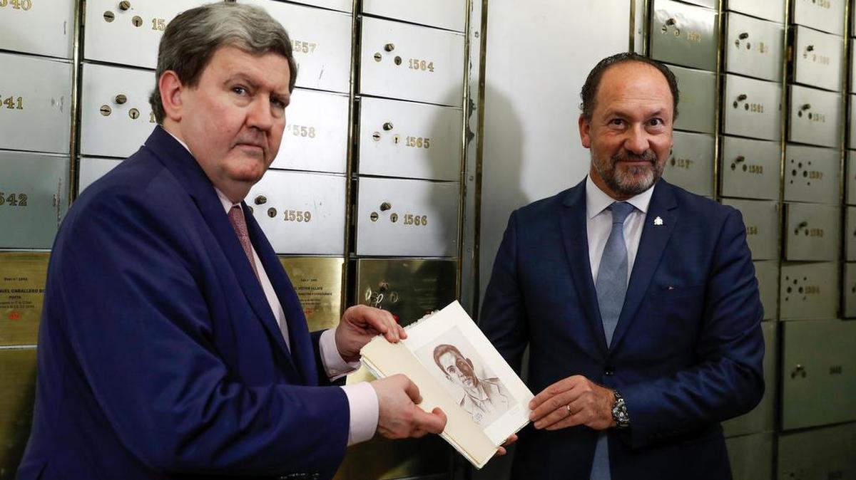 Emilio Bascuñana (d), alcalde de Orihuela, junto al director del Instituto Cervantes, Juan Manuel Bonet, momentos antes de depositar en la Caja de las Letras de dicha Institución un ejemplar de “Perito en lunas”, de Miguel Hernández, en el 75 aniversario de su muerte.