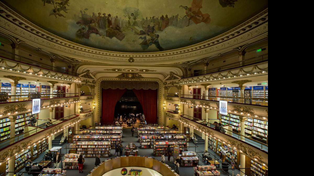 
Clientes caminan por El Ateneo Grand Splendid, una librería ubicada en un antiguo teatro de Buenos Aires, el lunes 20 de abril del 2015. La capital de Argentina es la ciudad con más librerías en el mundo en relación al número de habitantes, según un estudio reciente del Foro Mundial de Ciudades Culturales.
