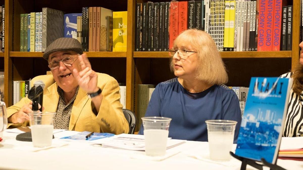 Maricel Mayor Marsán y el profesor Waldo González López durante la presentación del libro.