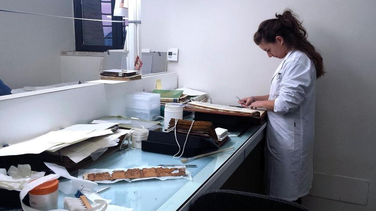 Una trabajadora de la Biblioteca Vaticana, en el laboratorio de restauración y conservación.