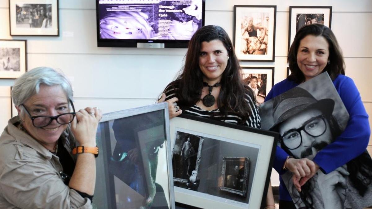 De izq. a der.: las artistas, Nereida García Ferraz, Liliam Domínguez y Flor Mayoral en la exposición ‘Through the Women's Eyes’, en Professions Art Gallery, en West Flagler.