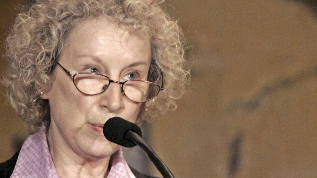 Fotografía de archivo (16/04/05) de la escritora canadiense Margaret Atwood, al obtener en Oviedo el Premio Príncipe de Asturias de las Letras, al que optaban 32 candidaturas procedentes de veinticuatro países.