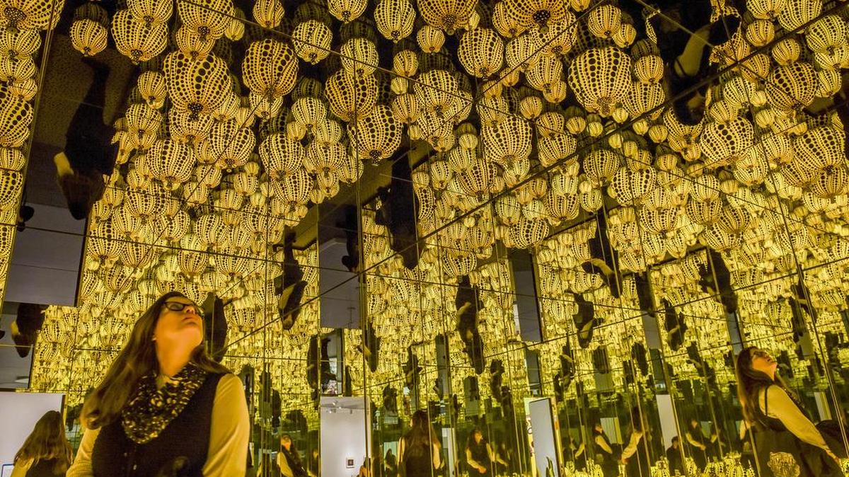 La voluntaria Megan Walline experimenta la instalación de Kusama "Todo el amor eterno que tengo por las calabazas".