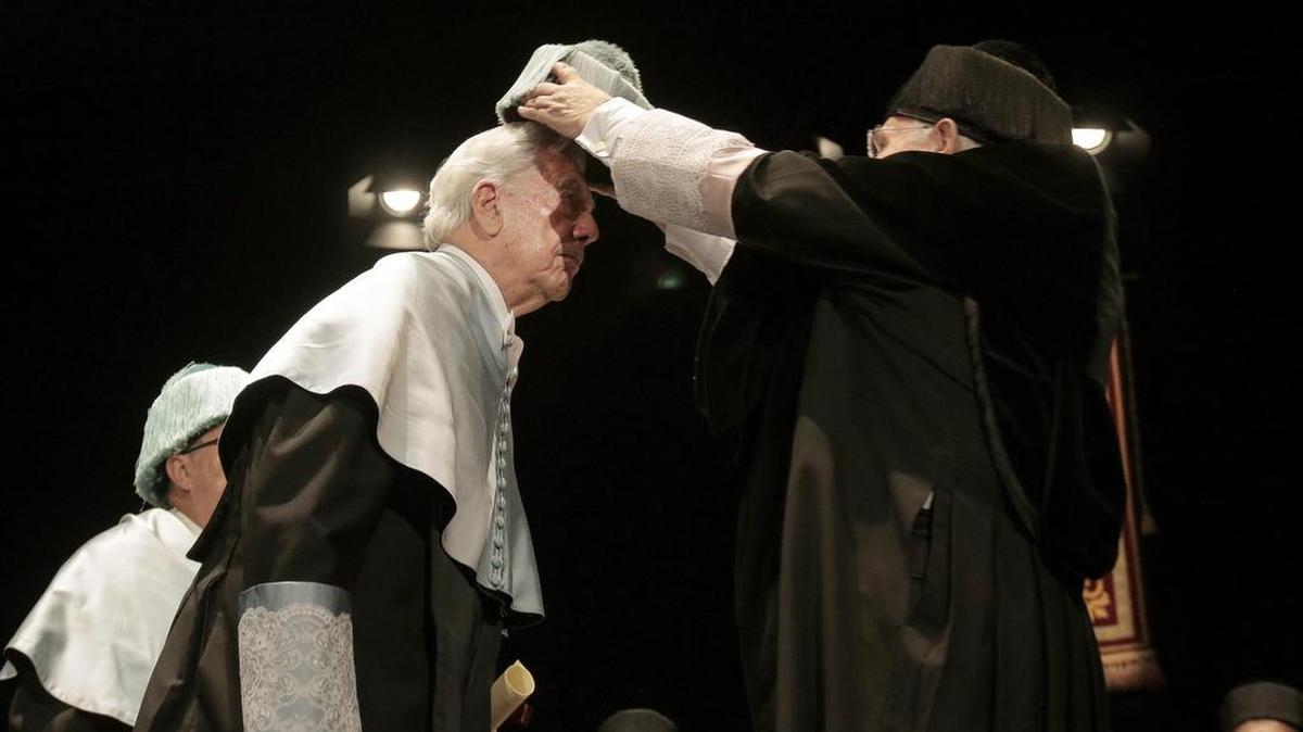 El Premio Nobel de Literatura Mario Vargas Llosa recibe el virrete de manos del rector de la Universidad Internacional Menéndez Pelayo, César Nombela, durante el acto en la UIMP donde ha sido nombrado Doctor Honoris Causa .