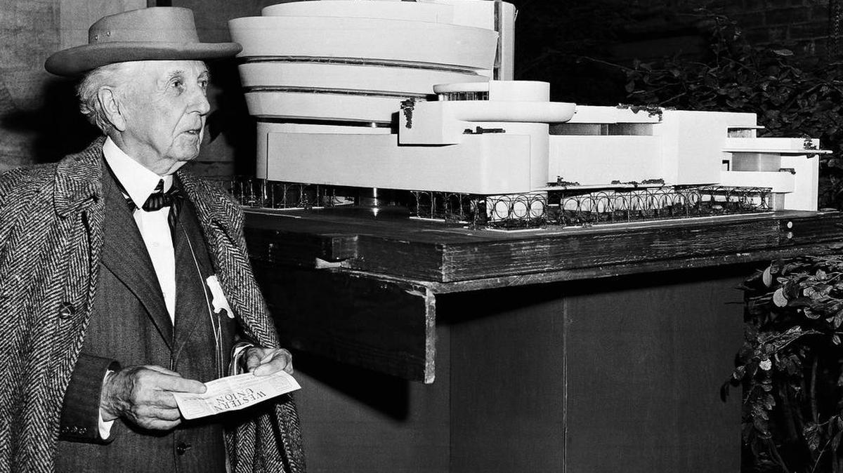 Esta foto del 25 de octubre de 1953 muestra al arquitecto Frank Lloyd Wright junto a un modelo del nuevo edificio que diseñó para el Museo Solomon R. Guggenheim en Nueva York.