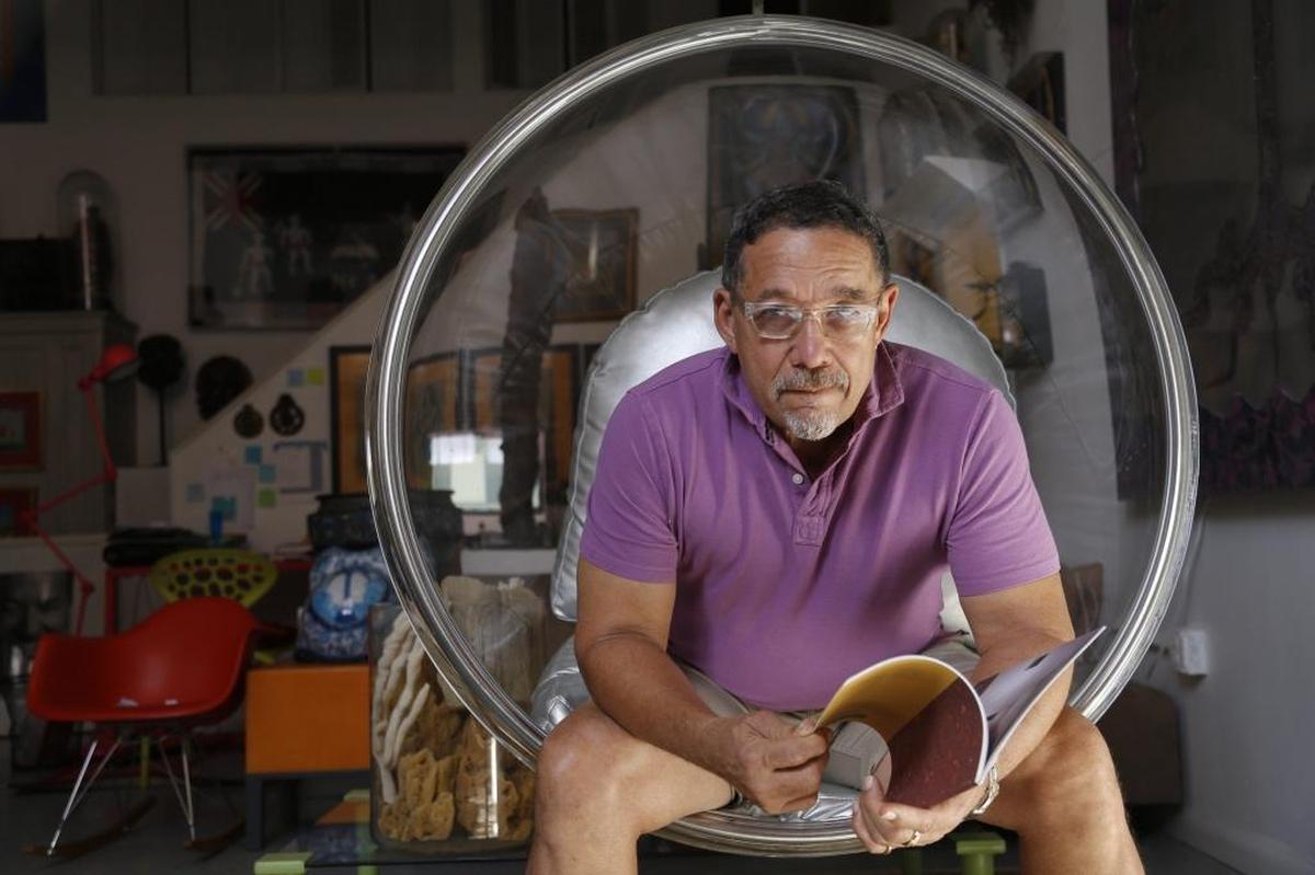 El artista haitiano Edouard Duval-Carrié en su estudio de Miami en el barrio de Little Haiti.