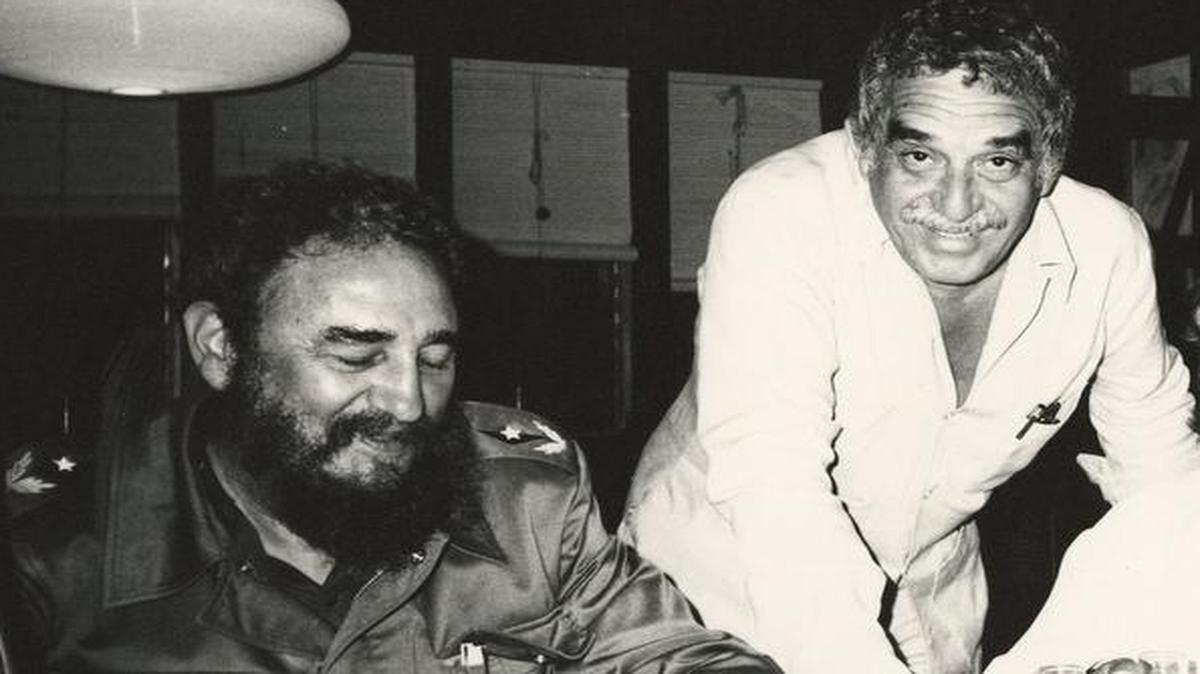 Fotografía de divulgación sin fecha donde se ve a Gabriel García Márquez (c) junto a su amigo Fidel Castro (i) y a la agente literaria española Carmen Balcells tomada en los años 80 en La Habana. La Universidad de Texas (UT) en Austin abrió el miércoles 21 de octubre de 2015, a la investigación el archivo personal del nobel colombiano Gabriel García Márquez, adquirido en noviembre de 2014 a la familia del escritor por 2.2 millones de dólares.