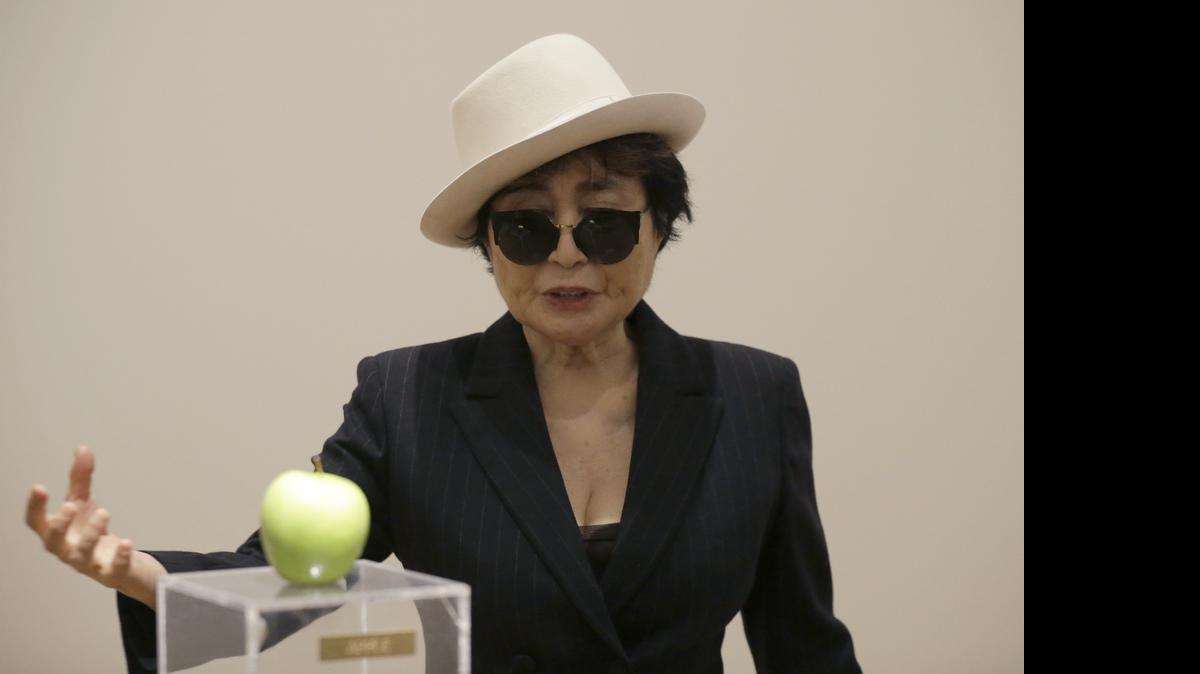 
Yoko Ono frente a su pieza ‘Apple’, parte de la muestra ‘Yoko Ono: One Woman Show, 19601971’, en el Museo de Arte Moderno (MoMa) de Nueva York. 
