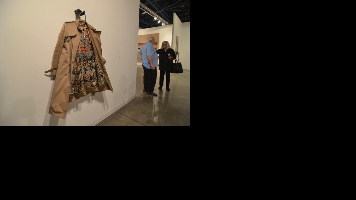 
La persistencia insolente con que Art Basel Miami Beach asume a partir de hoy que es un gran espectáculo de las artes plásticas, sin desvincularlo del carácter festivo y comercial, arrastra a muchedumbres ávidas por zambullirse en las nuevas tendencias contemporáneas.
