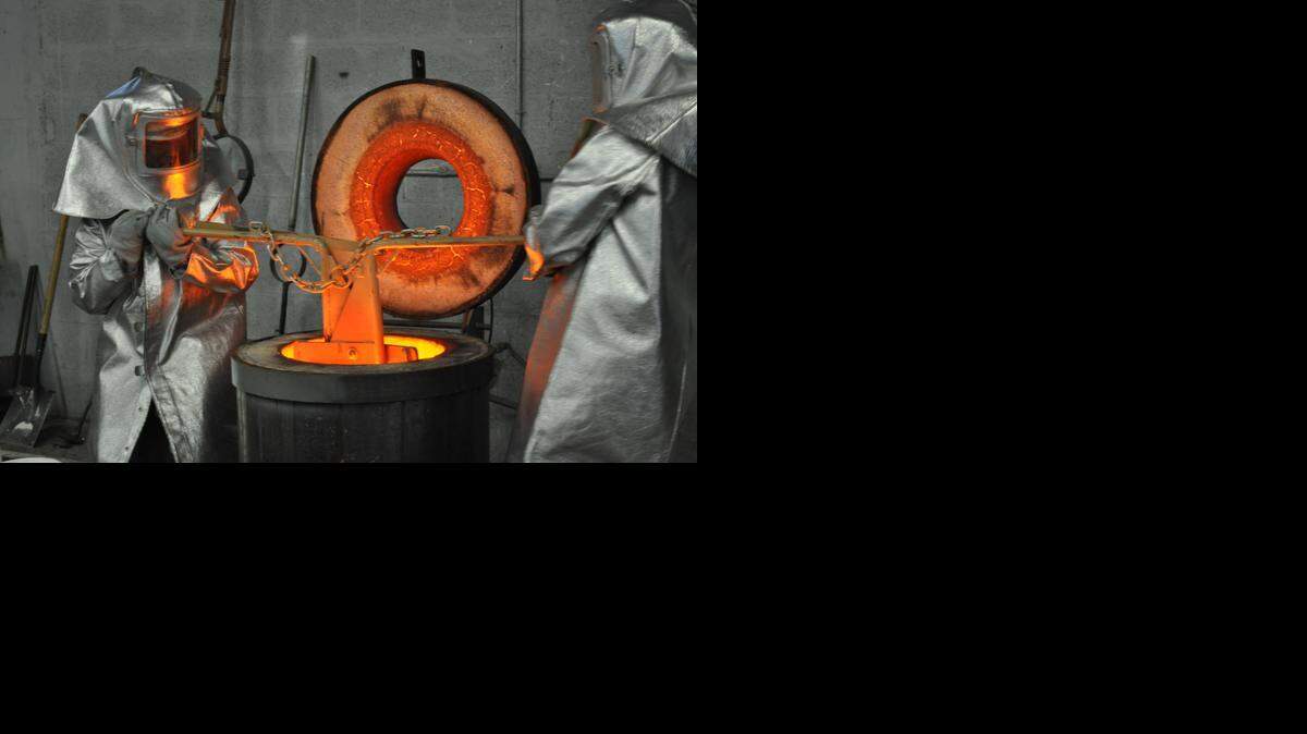
Dos operarios fundiendo bronce.
