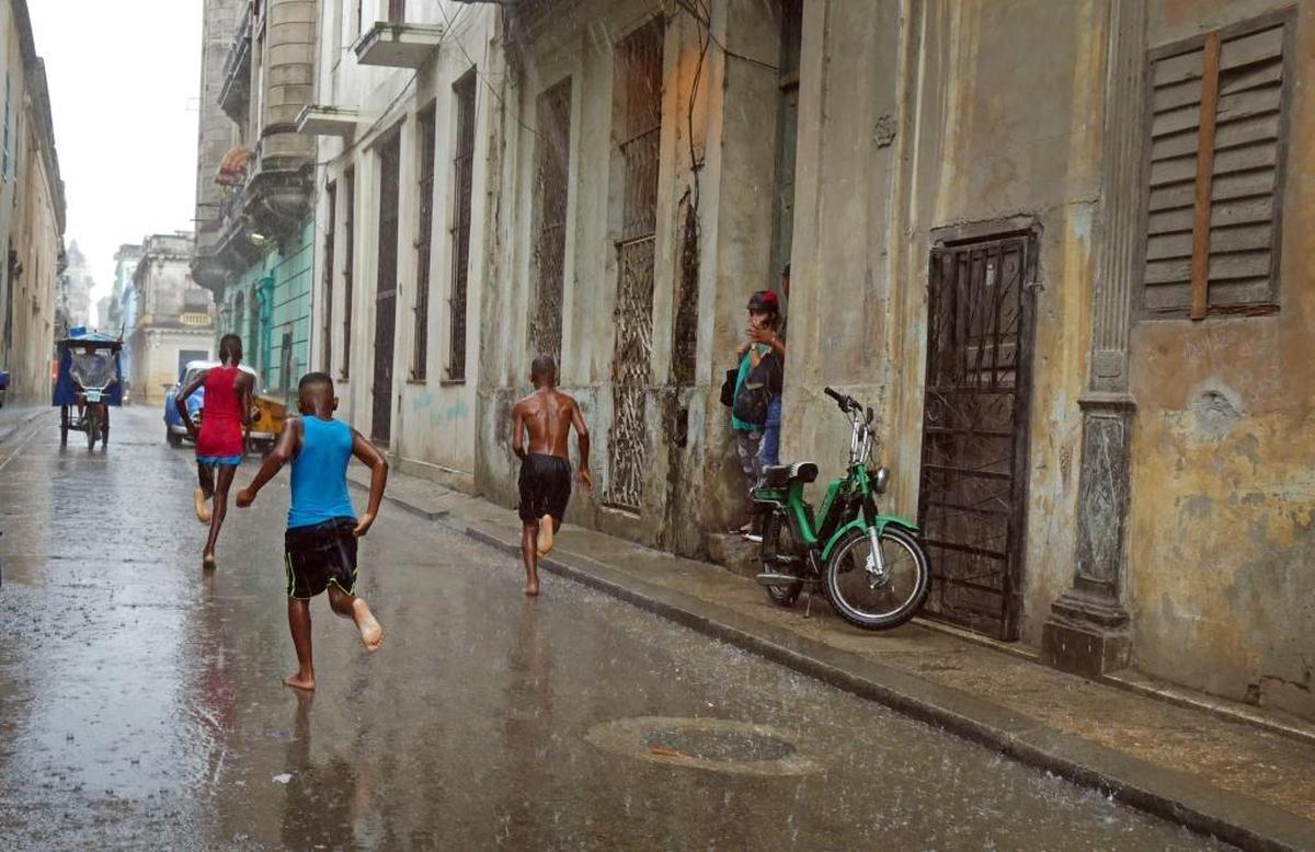 Varios niños juegan en una calle de La Habana.