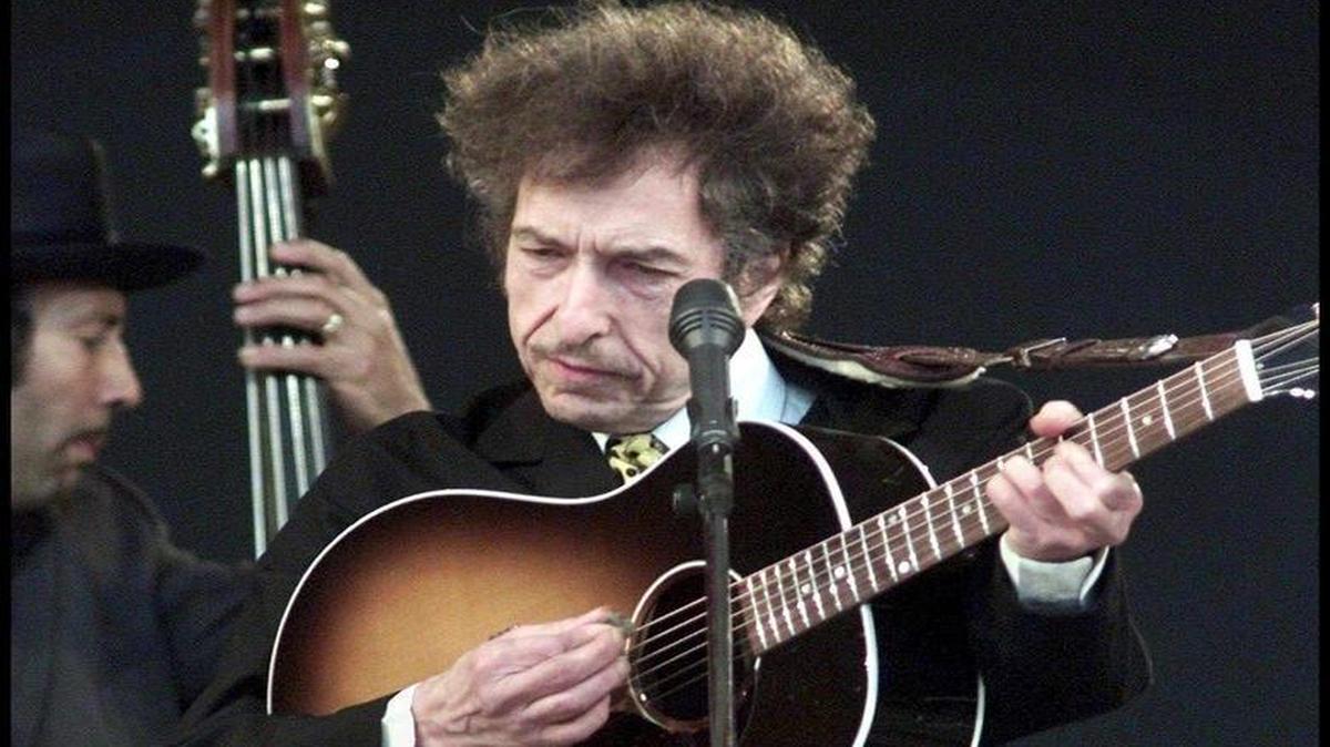 Fotografía de archivo fechada el 29 de junio de 2001 que muestra al cantautor estadounidense Bod Dylan actuando en el festival de Roskilde (Dinamarca).