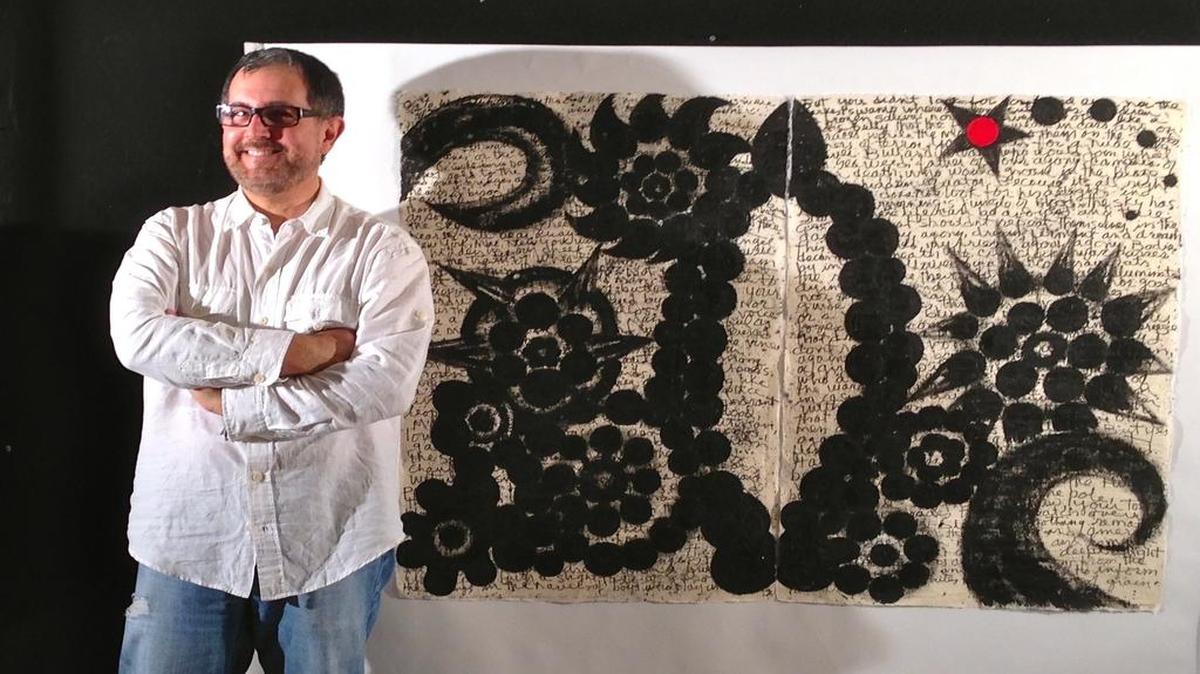 El pintor cubano Mario Bencomo trabajando en una de las piezas que se exponen en el Aeropuerto Internacional de Miami.