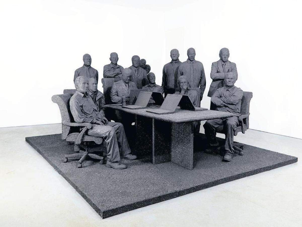 Margulies Warehouse incluye la escultura en carbón negro del 2014, “Situation Room”, de Will Ryman. La misma muestra el momento en el que el presidente Obama y el Consejo de Seguridad miraban vía satélite desde el sótano de la Casa Blanca la operación militar secreta.