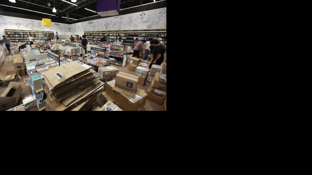 
Empleados de editoriales llenan los estantes de las últimas ediciones en la Expo-Guadalajara el viernes 28 de noviembre de 2014 donde a partir del sábado dará inicio la Feria Internacional del Libro (FIL). Con homenajes a grandes de la literatura como Gabriel García Márquez, Octavio Paz o Julio Cortázar, la XXVIII edición de la Feria Internacional del Libro de Guadalajara (FIL) inicia mañana con Argentina como país invitado y la participación de 650 escritores de 22 países. El británico Ken Follet, el italiano Claudio Magris, la brasileña Nélida Piñón y los mexicanos Fernando del Paso y Elena Poniatowska son algunos de los participantes en esta feria que durará nueve días en los que habrá charlas, presentaciones de libros, talleres y encuentros entre profesionales del sector, entre otras actividades. 
