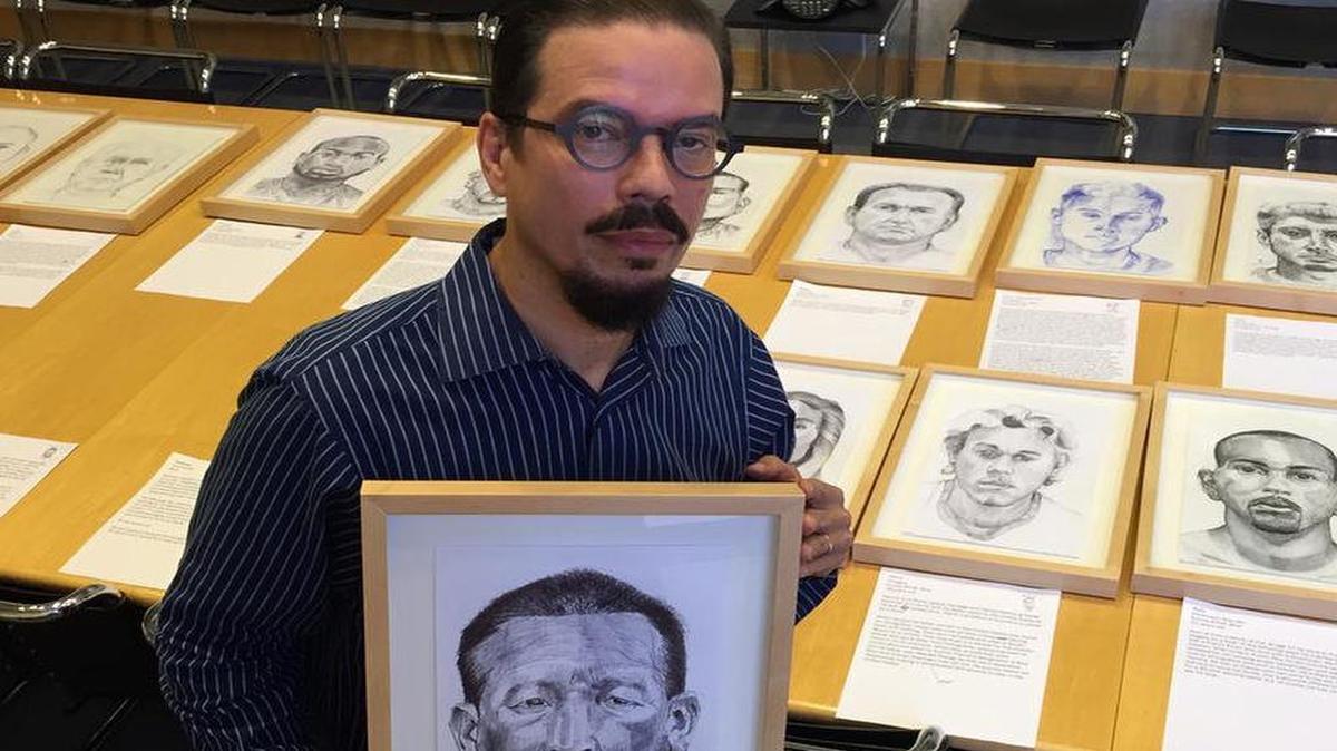 José Alvarez sostiene el retrato del guatemalteco Roberto, una de sus obras que será expuesta en el Museo de Arte de Boca Ratón.