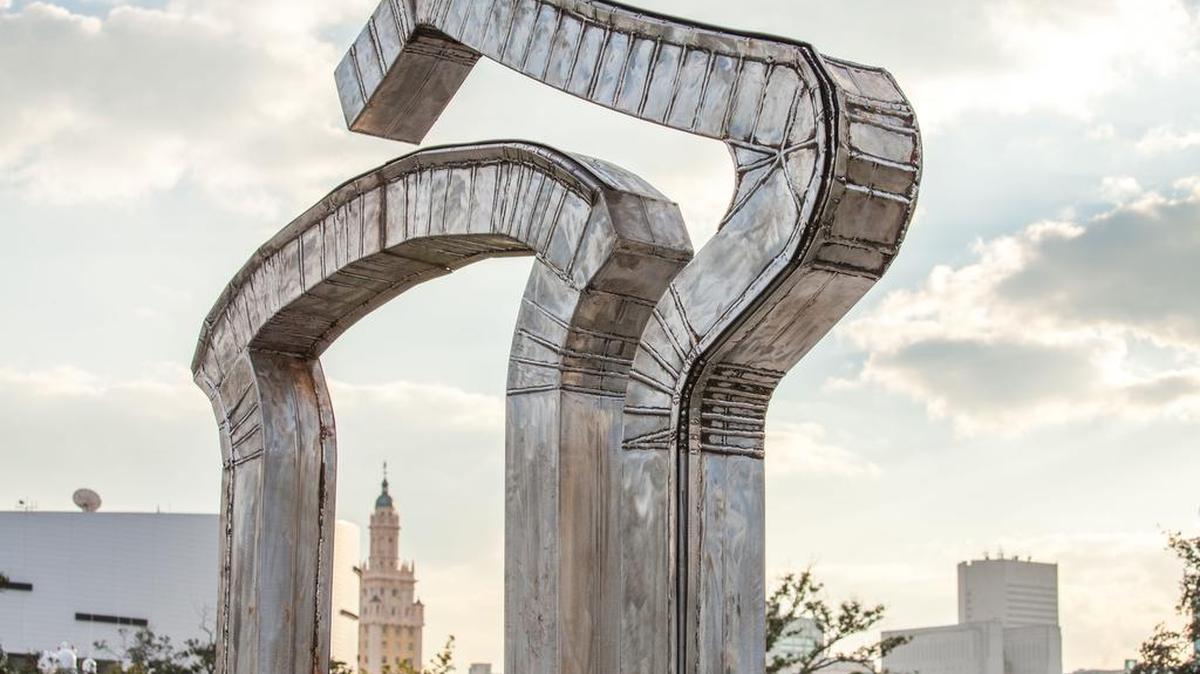 Fotografía de divulgación sin fecha cedida hoy, jueves 24 de noviembre de 2016, que muestra la escultura "Balcón de La Habana", del artista conceptual y escultor español Juan Garaizabal, que quiere hacer que Miami y La Habana se crucen la mirada a través de dos esculturas monumentales.