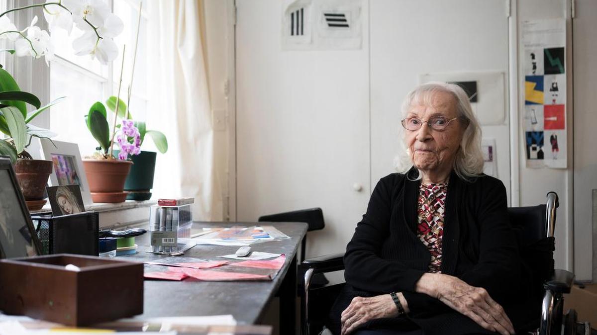 La pintora Carmen Herrera, quien cumplió 101 años el pasado mes de mayo, durante una entrevista en su estudio de Nueva York a principios de abril.