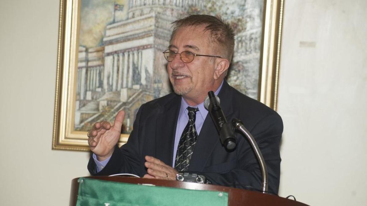 Antonio J. Aiello Fernández presentando el ‘Dossier Julio Matas’.