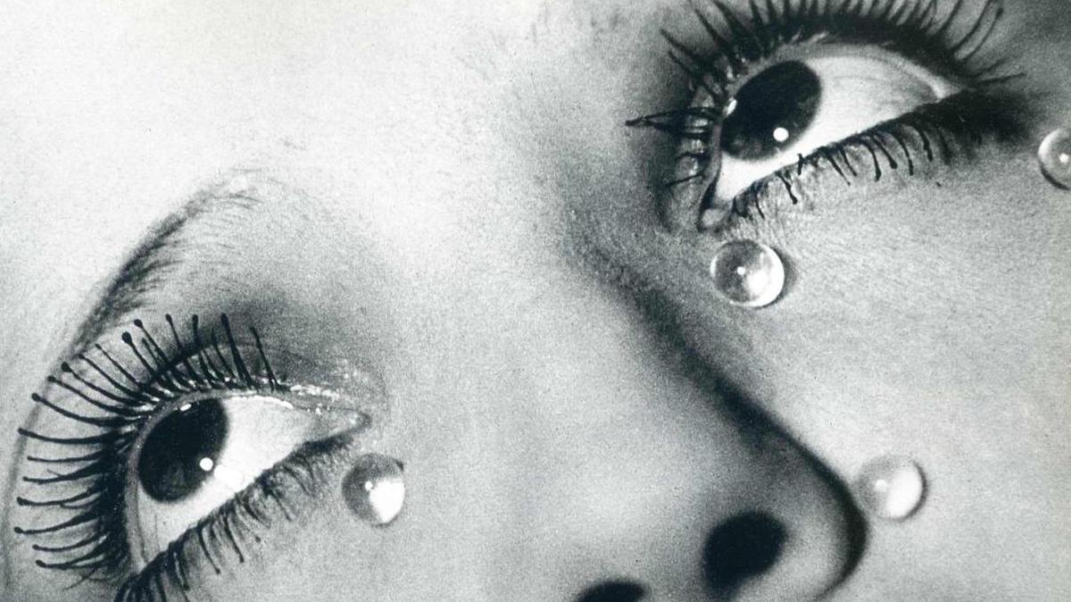 Elton John prestará fotos de su colección privada incluyendo ‘Glass Tears’, 1932, de Man Ray.