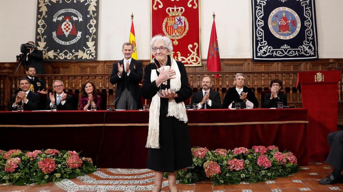 La poeta uruguaya Ida Vitale tras recibir el Premio de Literatura en Lengua Castellana Miguel de Cervantes 2018 que le han entregado los Reyes en una ceremonia celebrada hoy en el Paraninfo de la Universidad de Alcalá de Henares.