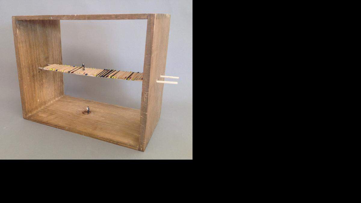 
‘Bridge of 100 Matchsticks (Puente de los 100 fósforos)’, 2014 de Randy Burman. Caja de madera, 100 cerillos de madera, piezas de madera de balsa, 2 figuras de plástico a escala, 13 x 10.5 x 7 pulgadas.
