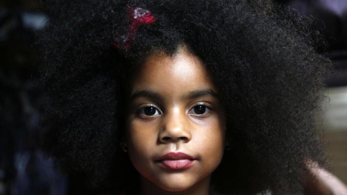 Paulina Champan, de 5 años, subcampeone de un concurso de cabello afro espera a caminar en la pasarela para mostrar su peinado durante en La Habana, Cuba, el sábado, 13 de junio de 2015.