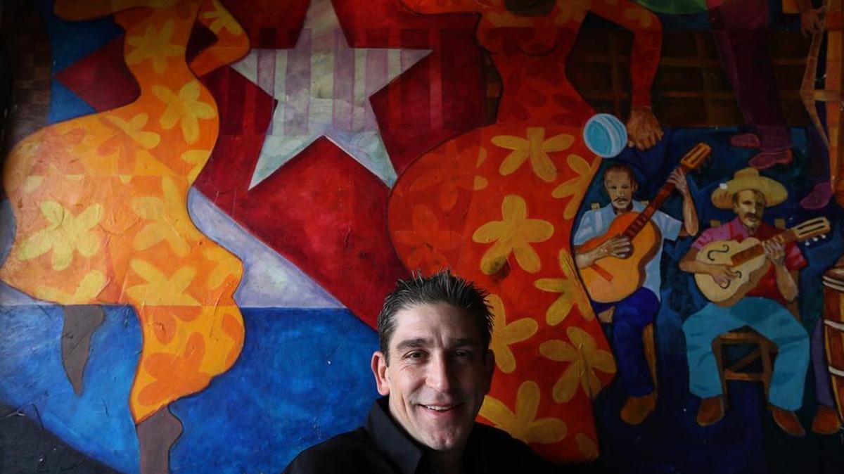 
El poeta cubanoamericano Richard Blanco, en el restaurante La Carreta, en Miami, en el 2013. 
