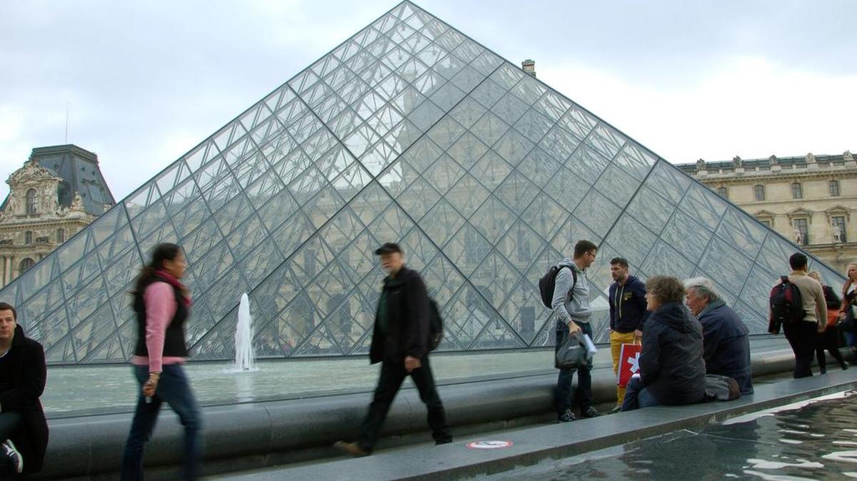 
Imagen de la emblemática pirámide del museo Louvre de París, el más visitado del mundo.

