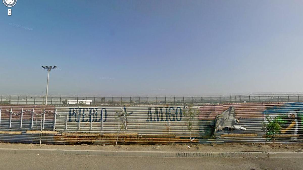 Emilio Chapela en la obra Matamoros-Tijuana, 2014, articula miles de fotografías extraídas del Google Map. Video, 15 min.