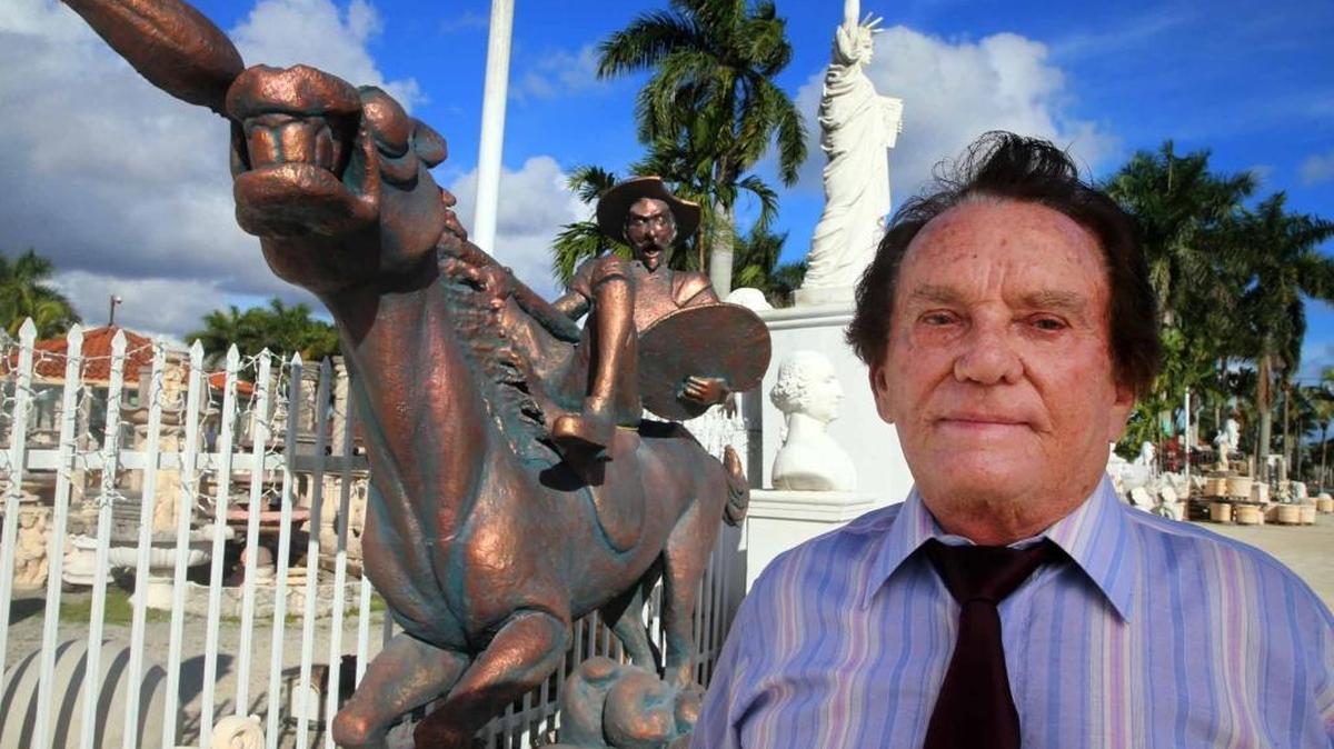 Ysmelio López junto a sus piezas de El Quijote y la Estatua de la Libertad.