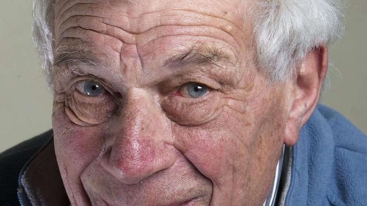 Foto de archivo tomada el 26 de noviembre de 2010 del escritor y crítico de arte británico John Berger mientras posa para un fotógrafo durante el festival Project'Images 2010 en Ginebra (Suiza).