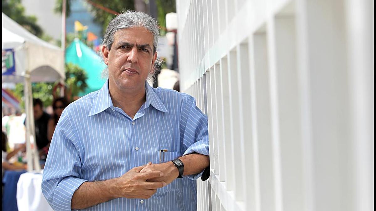 El escritor cubano Ramón Fernández-Larrea.