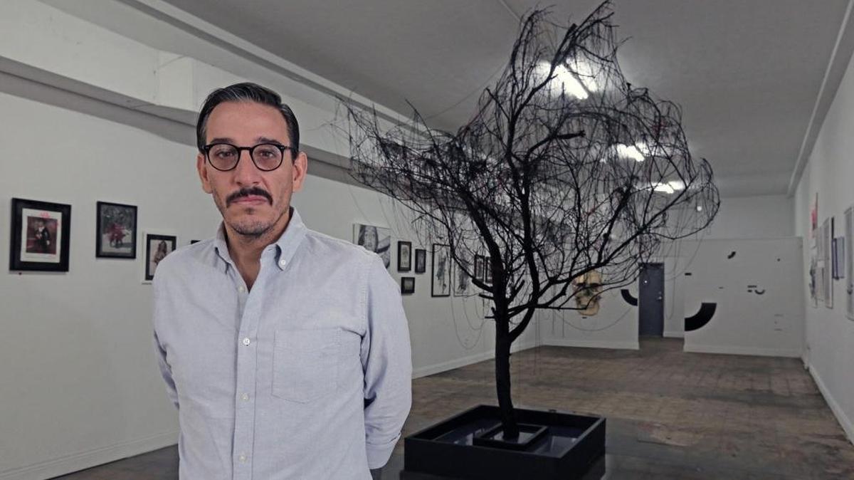 Miguel Ullivarri, codueño de FU Gallery, también llamada La Galería de Barrio, la que aprovecha la riqueza y colorido del Pequeño Haití.