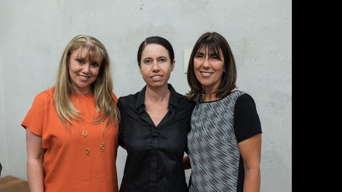 
La curadora Francine Birbragher, la pintora Victoria Gitman y Mónica Prandi, directora de la revista ‘Letra Urbana’ en una visita guiada por la muestra ‘Desiring Eye /El ojo deseoso’, en el PAMM, que ofrece numerosos eventos para la comunidad hispana.
