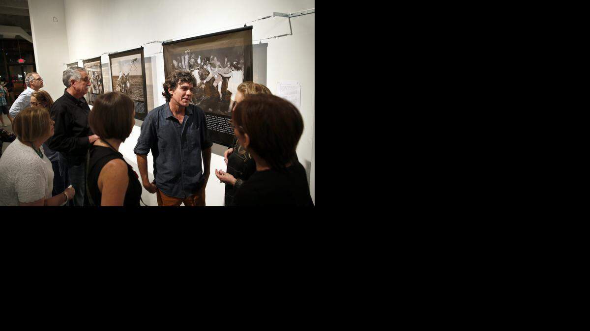 
El fotógrafo Willy Castellanos conversa con asistentes a la muestra ‘Exodus-Alternate Documents’, en el Centro Cultural Español de Miami.
