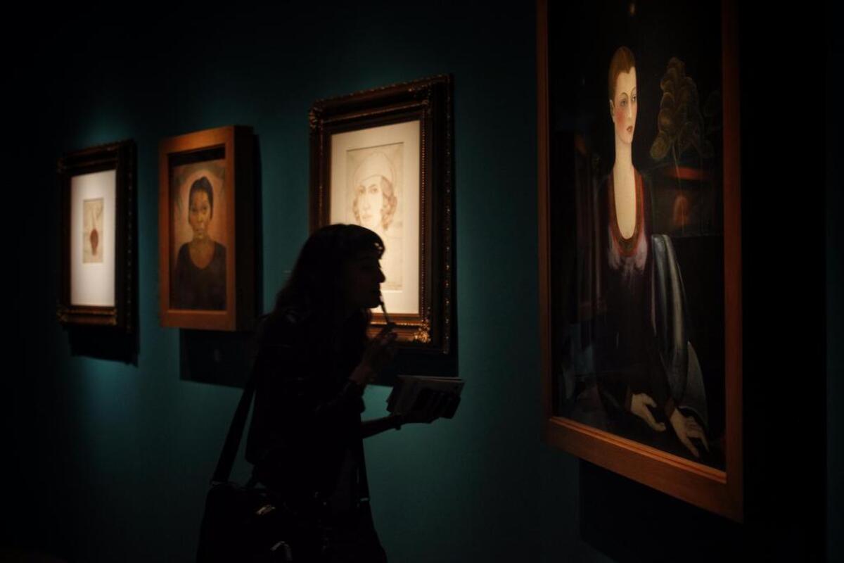 Visitantes observan el martes 4 de julio de 2017 la exposición "Me pinto a mi misma" de la pintora mexicana Frida Kahlo, para conmemorar el 110 aniversario de su nacimiento, en el Museo Dolores Olmedo que abre al público esta exposición a partir del 6 de julio de 2017 en Ciudad de México.