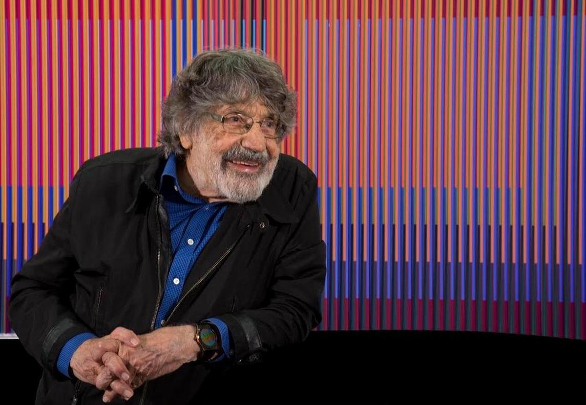 “Siempre he pensado que el arte no es solamente para estar colgado de un clavo en un museo o en una colección privada”, dijo el artista venezolanos Carlos Cruz-Diez. En la foto, Cruz-Diez posa para un retrato en Ciudad de Panamá, en 2016.