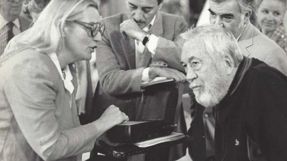 Olga Connor entrevistando a John Huston en la portada de su nuevo libro, “El arte de la entrevista”.