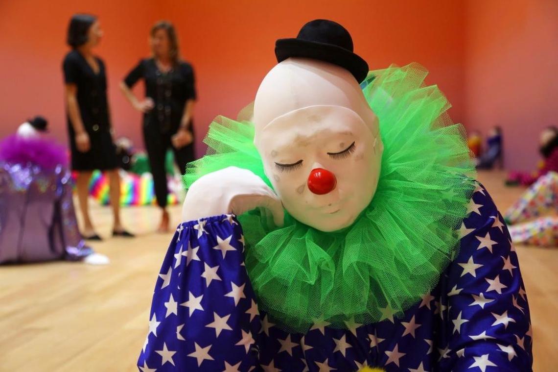 Los payasos, ‘vocabulario de la soledad’, es una de las exhibiciones en el Museo Bass.