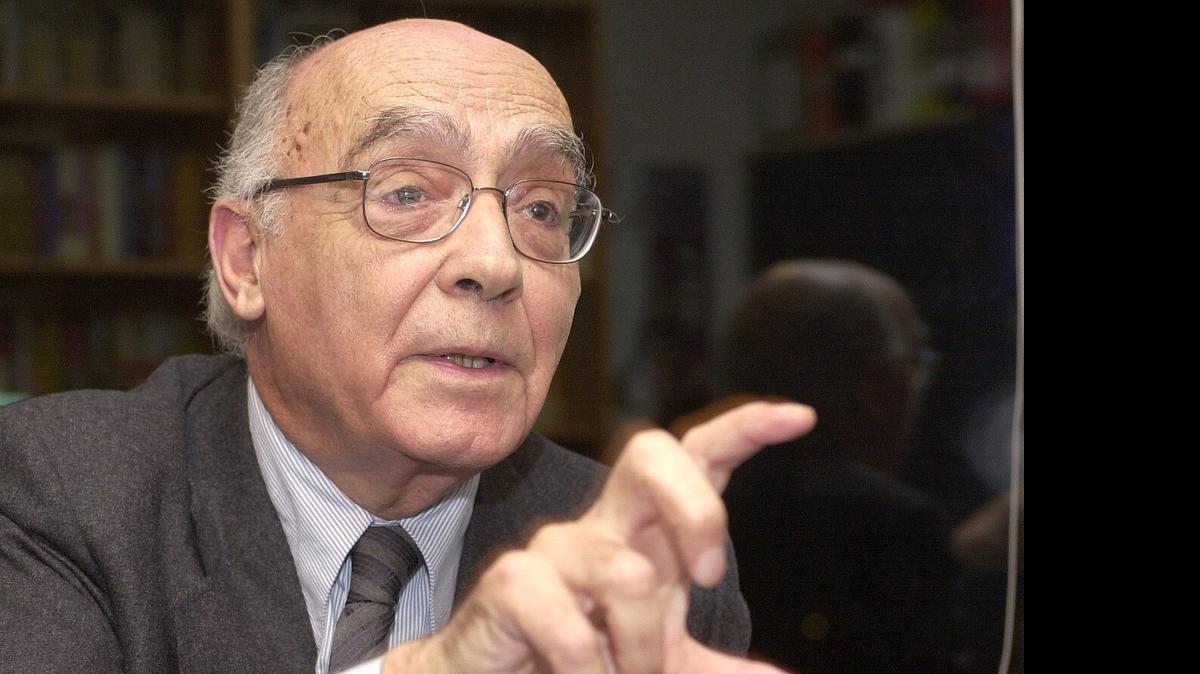 
El escritor portugués José Saramago, premio Nobel de Literatura 1998, durante una entrevista mantenida en 1999.
