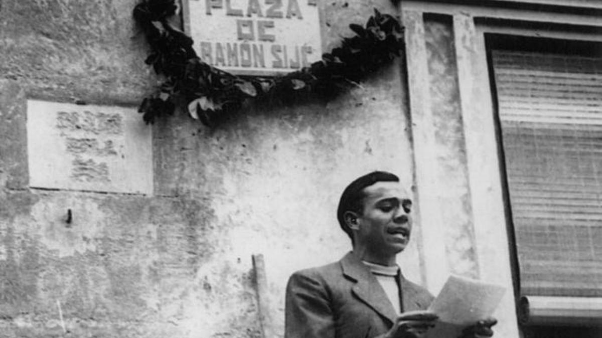 Miguel Hernández evocando a su amigo Ramón Sijé durante la inauguración de la plaza que lleva su nombre en Orihuela. Abril de 1936.