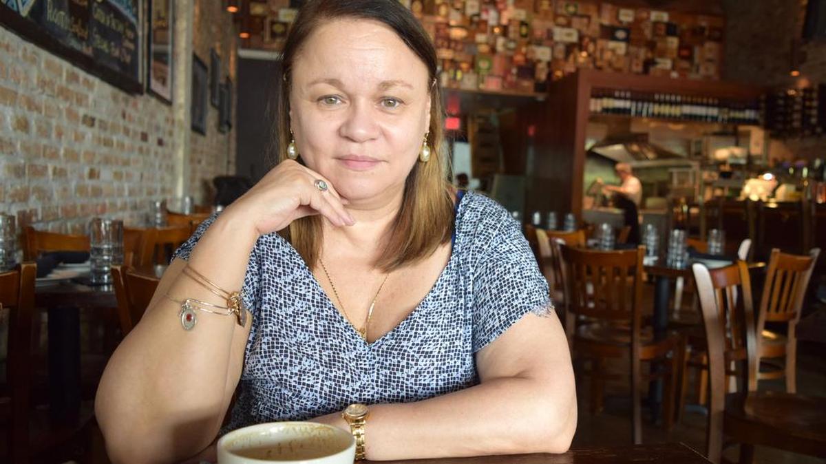 La escritora cubana radicada en Francia Zoé Valdés habla en entrevista con Efe el martes 1 de agosto de 2017, en Miami, Florida.