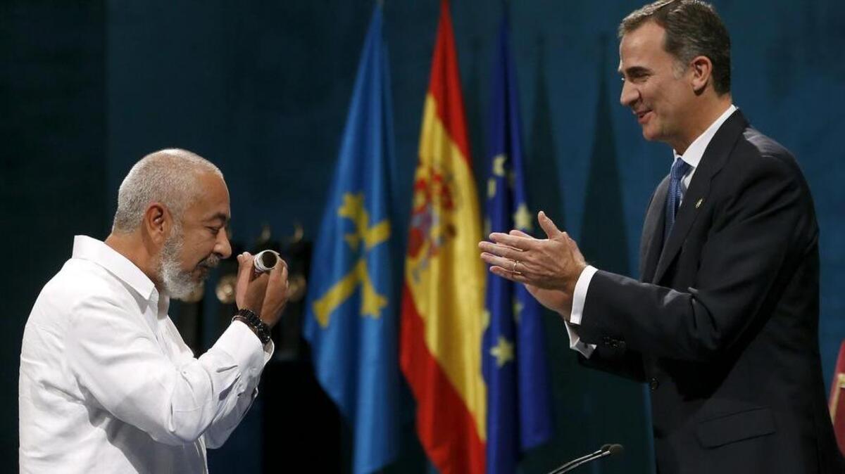 El escritor cubano Leonardo Padura (i) recibe de manos del rey Felipe VI, el Premio Princesa de Asturias de las Letras, durante la ceremonia de entrega de estos galardones, celebrada el viernes en el Teatro Campoamor de Oviedo.