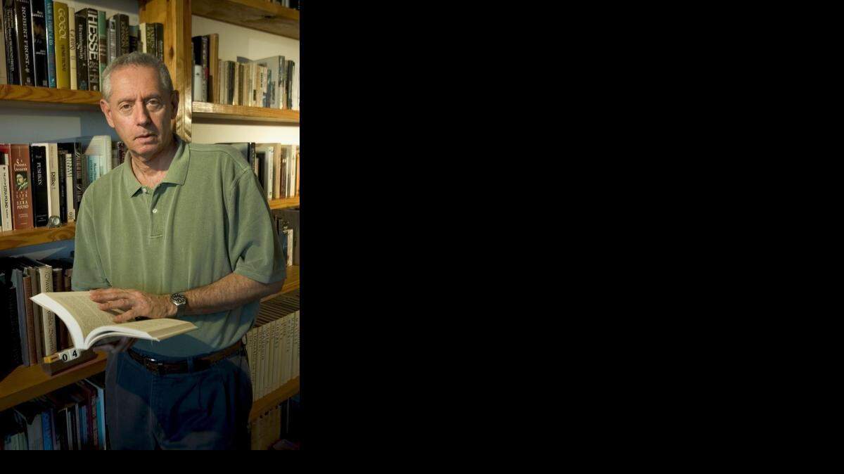 
El poeta y escritor José Kozer, en su casa en Hallandale Beach.
